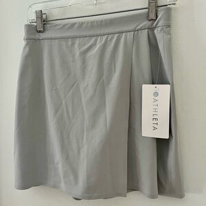 Athleta PLANNER SKORT
Size 6
NWT
Light gray